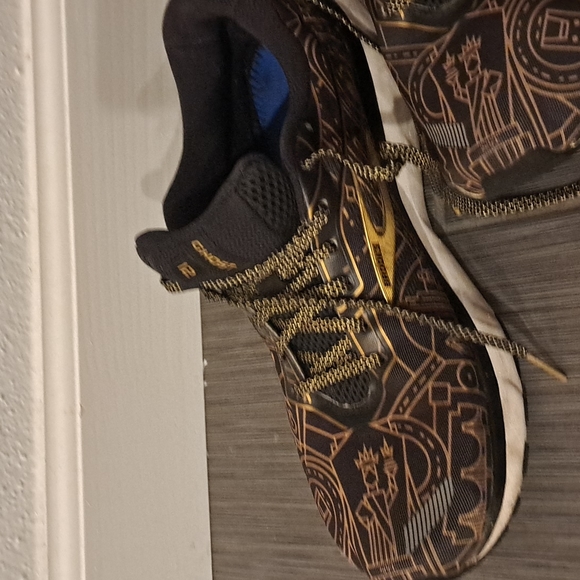 Brooks size 11 - NYC Edition Brooklyn themed - Picture 2 of 8